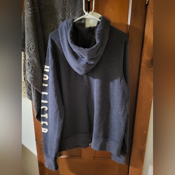 Hollister zip up hoodie, unisex size xl. - Picture 9 of 11